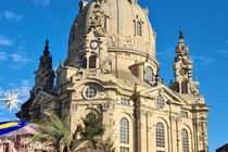 Frauenkirche Dresden mit Weihnachtsmarkt 2025 - Copyright AW Webagentur